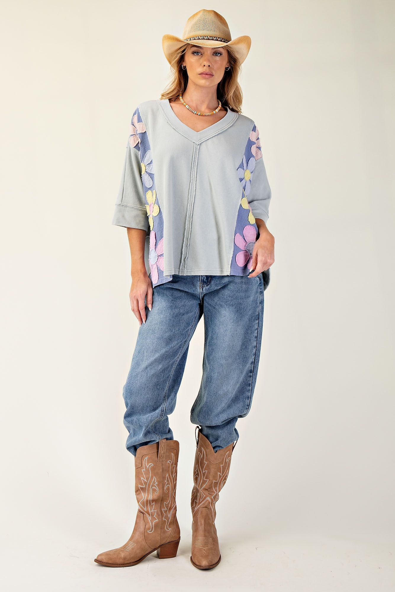 EASEL Daisy Patch Mineral Washed Pullover Dusty Blue PLUS PRETTY