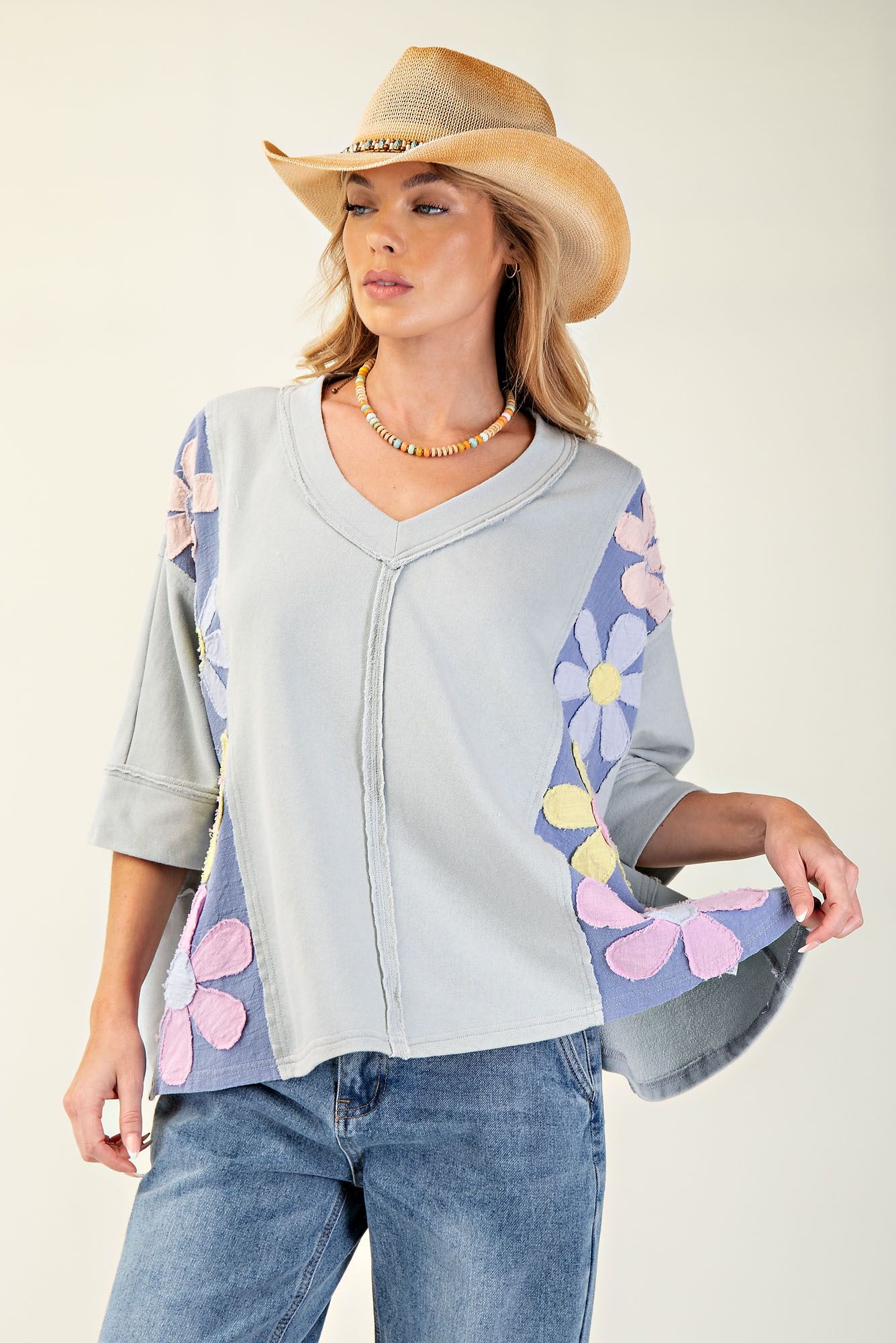 EASEL Daisy Patch Mineral Washed Pullover Dusty Blue PLUS PRETTY