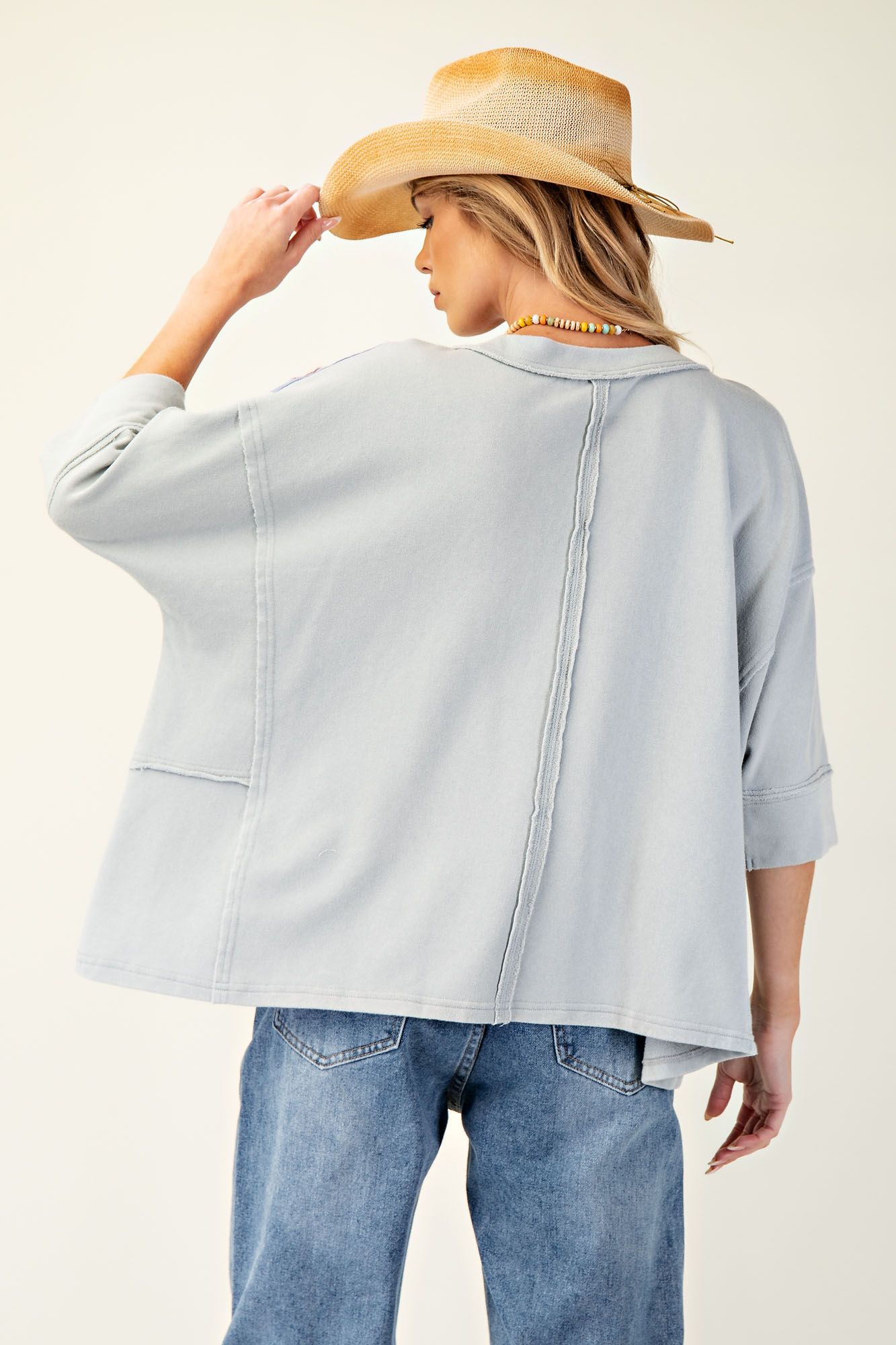 EASEL Daisy Patch Mineral Washed Pullover Dusty Blue PLUS PRETTY