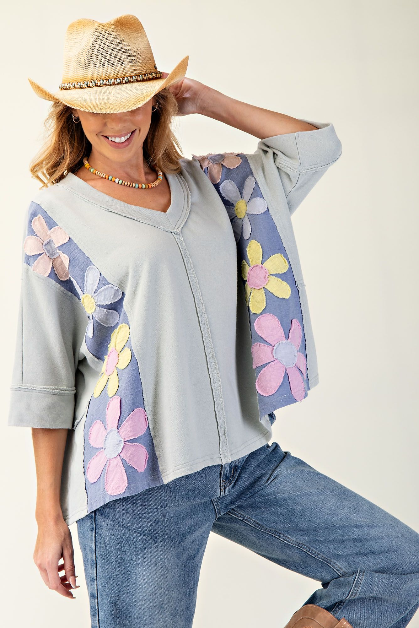EASEL Daisy Patch Mineral Washed Pullover Dusty Blue PLUS PRETTY