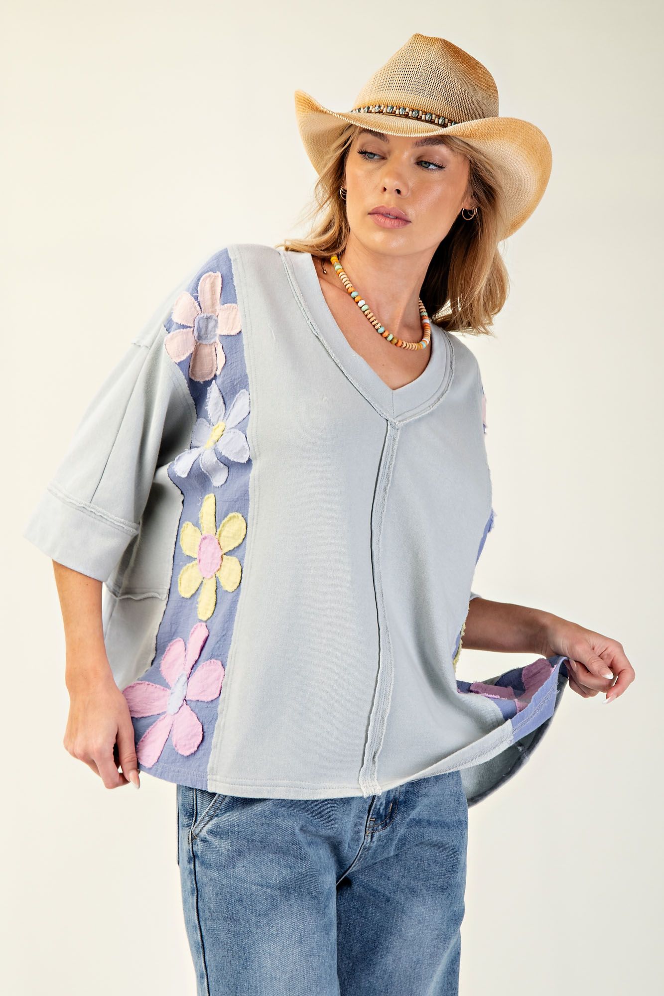 EASEL Daisy Patch Mineral Washed Pullover Dusty Blue PLUS PRETTY